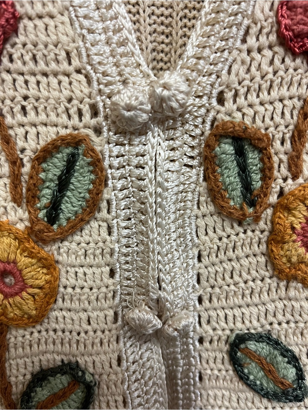 Capacity 1990s Cream Crochet Vertical Border Floral Sweater Vest - Picture 2 of 10